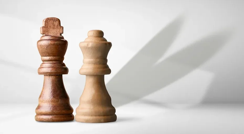 5 stepping stones in a relationship - chess pieces, king, queen