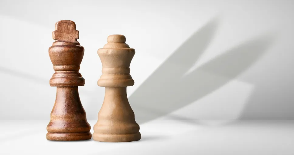 5 stepping stones in a relationship - chess pieces, king, queen