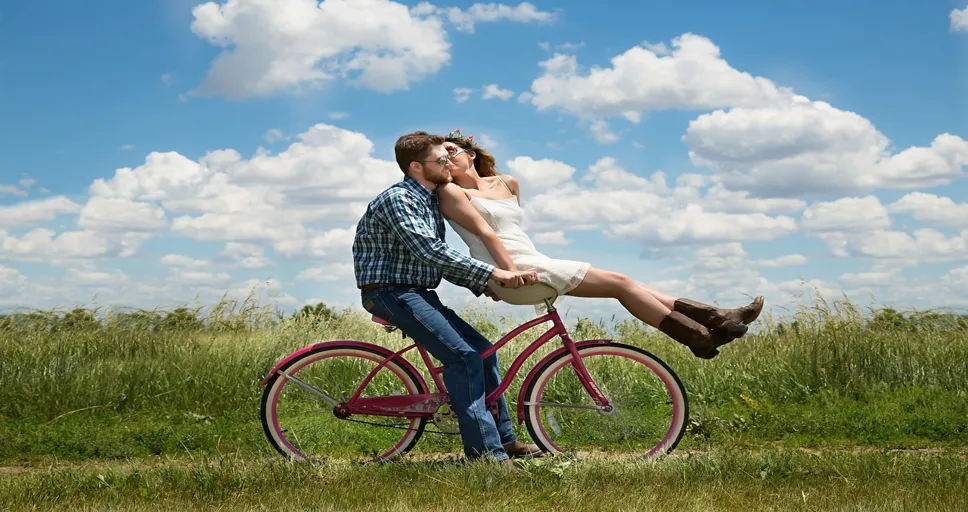 my boyfriend doesn't love me but wants to stay together - couple, romance, bike