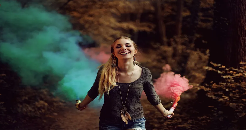 women are happier with less attractive men - woman, happy, smoke bomb